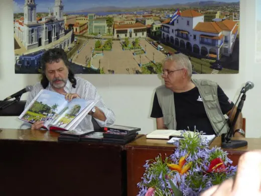 Chiusura della 26ª Fiera Internazionale del Libro a Santiago di Cuba. Abel Priero, ministro di Cultura, presenta il libro Exequias de Fidel. Photo: Eduardo Palomares Chiusura della 26ª Fiera Internazionale del Libro a Santiago di Cuba. Abel Priero, ministro di Cultura, presenta il libro Exequias de Fidel. Photo: Eduardo Palomares