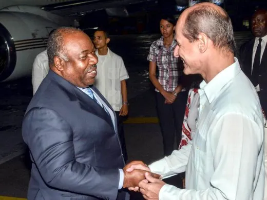 Rogelio Sierra (D), Viceministro de Relaciones Exteriores de Cuba, recibió a Ali Bongo Ondimba, Presidente de la República Gabonesa, en el Aeropuerto Internacional José Martí, en La Habana, el 6 de julio de 2017.Foto: Marcelino Vázquez
