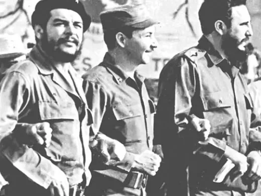 Fidel, Raúl y el Che, junto al pueblo, siempre adelante