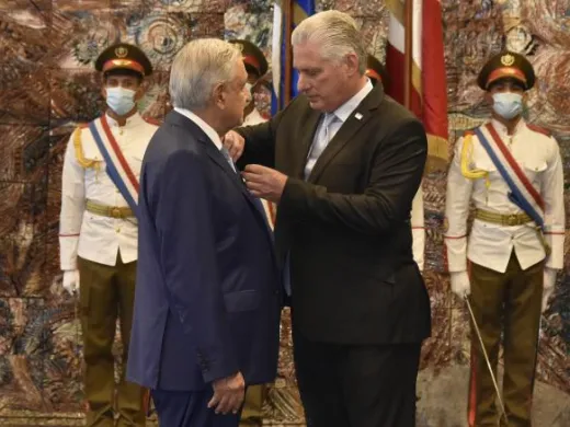 López Obrador fue condecorado por el Presidente Díaz-Canel con la Orden Nacional José Martí. Foto: Estudios Revolución López Obrador fue condecorado por el Presidente Díaz-Canel con la Orden Nacional José Martí. Foto: Estudios Revolución
