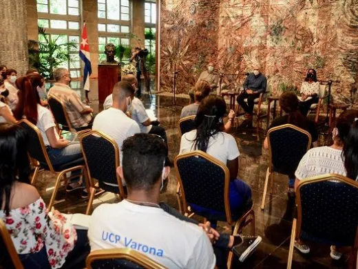 Presidente cubano en encuentro con jóvenes de la Universidad de Ciencias Pedagógicas “Enrique José Varona”. Foto: Estudios Revolución. Presidente cubano en encuentro con jóvenes de la Universidad de Ciencias Pedagógicas “Enrique José Varona”. Foto: Estudios Revolución.