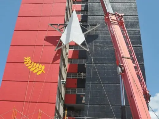 La obra se realiza en uno de los edificios más altos de la ciudad de Matanzas. Foto: Ramón Pacheco La obra se realiza en uno de los edificios más altos de la ciudad de Matanzas. Foto: Ramón Pacheco