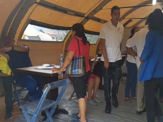 El hospital está instalado en el campo de un estadio deportivo de Ixtepec facilitado por la municipalidad El hospital está instalado en el campo de un estadio deportivo de Ixtepec facilitado por la municipalidad