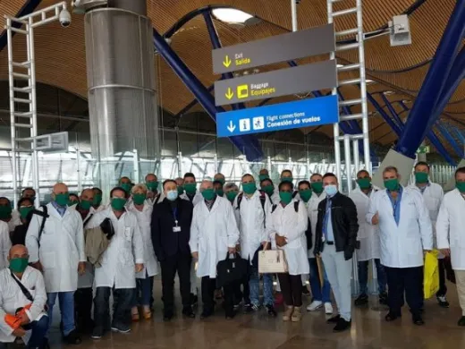 El embajador cubano en Madrid Gustavo Machín (al centro) recibió a la brigada médica cubana que irá a Andorra a prestar ayuda ante la pandemia. Foto: Facebook del Embajador El embajador cubano en Madrid Gustavo Machín (al centro) recibió a la brigada médica cubana que irá a Andorra a prestar ayuda ante la pandemia. Foto: Facebook del Embajador