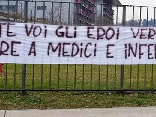 En la entrada del hospital de Bérgamo, un cartel reza: " Son ustedes los verdaderos héroes. ¡Honor a médicos y enfermeras!” Foto: Facebook/ Clarín. En la entrada del hospital de Bérgamo, un cartel reza: " Son ustedes los verdaderos héroes. ¡Honor a médicos y enfermeras!” Foto: Facebook/ Clarín.