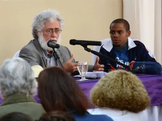 El Dr. en Ciencias Luis Toledo Sandé , durante una conferencia magistral, en la Edición XLII del Seminario Nacional Juvenil de Estudios Martianos, junto Yusuam Palacios Ortega , Presidente del Movimiento Juvenil, en el Centro de Convenciones Santa Cecilia. El Dr. en Ciencias Luis Toledo Sandé , durante una conferencia magistral, en la Edición XLII del Seminario Nacional Juvenil de Estudios Martianos, junto Yusuam Palacios Ortega , Presidente del Movimiento Juvenil, en el Centro de Convenciones Santa Cecilia.