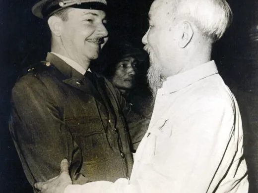 Cuba et le Vietnam ont toujours entretenu des relations d’amitié. En 1966, le général d’armée Raul Castro Ruz se rendit au Vietnam où il rencontra Ho Chi Minh. Photo: Archives Cuba et le Vietnam ont toujours entretenu des relations d’amitié. En 1966, le général d’armée Raul Castro Ruz se rendit au Vietnam où il rencontra Ho Chi Minh. Photo: Archives