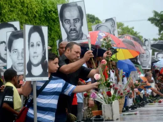 Familienangehörige und Freunde der Opfer des Attentats von Barbados gedenken ihrer auf dem Friedhof Colón der Hauptstadt Photo: Ricardo López Hevia Familienangehörige und Freunde der Opfer des Attentats von Barbados gedenken ihrer auf dem Friedhof Colón der Hauptstadt Photo: Ricardo López Hevia