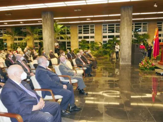 Raúl e Díaz-Canel presiedono la cerimonia per il 60º anniversario delle relazioni tra Cuba e la Cina. Photo: Estudios Revolución Raúl e Díaz-Canel presiedono la cerimonia per il 60º anniversario delle relazioni tra Cuba e la Cina. Photo: Estudios Revolución