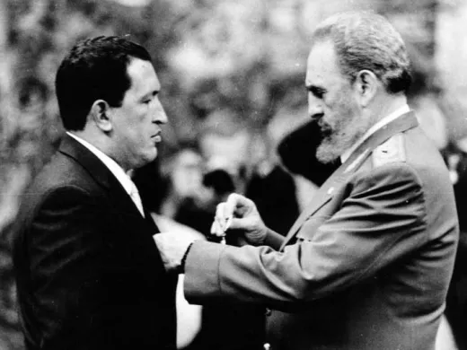 Fidel Castro condecora a Hugo Chávez Frías Fidel Castro condecora a Hugo Chávez Frías