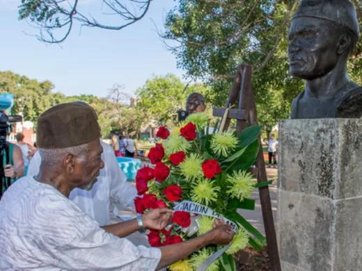El guineano Bengaly deposita una ofrenda floral ante el busto del extinto presidente de Guinea Ahmed Sekou Touré en el parque de los Próceres en el municipio habanero de Playa, en nombre de la Asociación de Amistad con Cuba en República de Guinea, la cual él preside. Foto: Orlando Perera El guineano Bengaly deposita una ofrenda floral ante el busto del extinto presidente de Guinea Ahmed Sekou Touré en el parque de los Próceres en el municipio habanero de Playa, en nombre de la Asociación de Amistad con Cuba en República de Guinea, la cual él preside. Foto: Orlando Perera