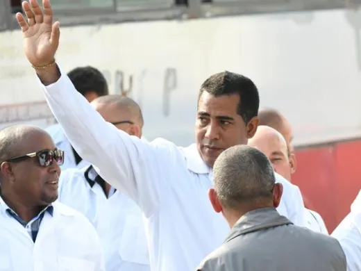 Cubanos de batas blancas han salido, contra la pandemia, a apoyar al mundo. Foto: Maickel Cáceres Suárez