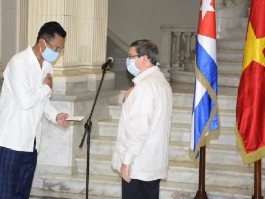 La distinción le fue impuesta al diplomático en reconocimiento a su contribución al fortalecimiento en lazos de amistad y solidaridad entre Cuba y Vietnam Foto: Cubaminrex La distinción le fue impuesta al diplomático en reconocimiento a su contribución al fortalecimiento en lazos de amistad y solidaridad entre Cuba y Vietnam Foto: Cubaminrex