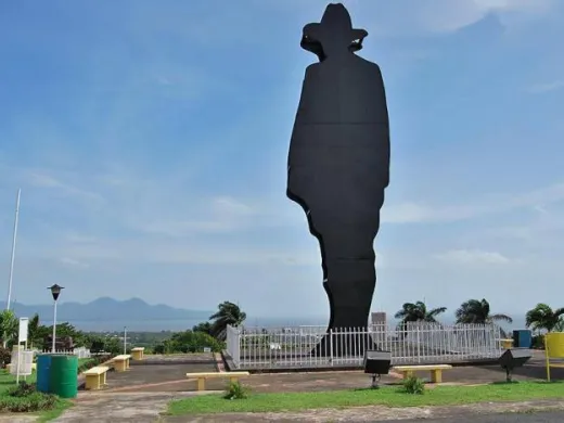 Estatua del General Augusto César Sandino, Héroe Nacional de la República de Nicaragua, que asombró al mundo derrotando a los marines yanquis. Foto: La voz del sandinismo Estatua del General Augusto César Sandino, Héroe Nacional de la República de Nicaragua, que asombró al mundo derrotando a los marines yanquis. Foto: La voz del sandinismo