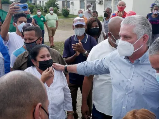«Que la gente vea que, participando, podemos construir el socialismo desde el barrio», subrayó Díaz-Canel, al dialogar con pobladores de Santiago de Cuba. Foto: Estudios Revolución «Que la gente vea que, participando, podemos construir el socialismo desde el barrio», subrayó Díaz-Canel, al dialogar con pobladores de Santiago de Cuba. Foto: Estudios Revolución