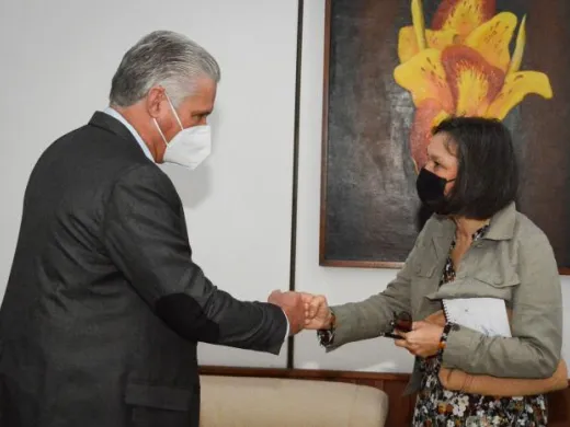 Miguel Díaz-Canel Bermúdez, Primer Secretario del Partido y Presidente de la República, saluda a Sylvia Schwaag Serger, quien impartió una conferencia ante el Consejo Nacional de Innovación de la Isla. Foto: Estudios Revolución Miguel Díaz-Canel Bermúdez, Primer Secretario del Partido y Presidente de la República, saluda a Sylvia Schwaag Serger, quien impartió una conferencia ante el Consejo Nacional de Innovación de la Isla. Foto: Estudios Revolución