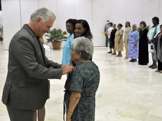 Miguel Diaz Canel ,Presidente de la Republica de Cuba y Primer Secretario del PCC entrega la Orden Maria Grajales a mujeres destacada. Cinco mujeres recibieron la Orden Mariana Grajales de manos del Presidente Díaz-Canel. Foto: Ismael Batista Ramírez Miguel Diaz Canel ,Presidente de la Republica de Cuba y Primer Secretario del PCC entrega la Orden Maria Grajales a mujeres destacada. Cinco mujeres recibieron la Orden Mariana Grajales de manos del Presidente Díaz-Canel. Foto: Ismael Batista Ramírez