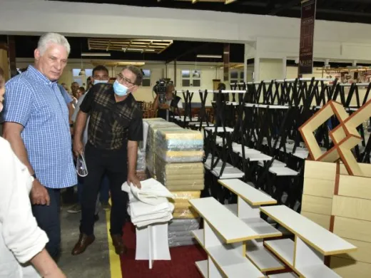«Hay que seguir y no parar; adelante con esto», convocó Díaz-Canel a quienes se han propuesto llevar el confort y la belleza a los hogares de Cuba. Foto: Estudios Revolución «Hay que seguir y no parar; adelante con esto», convocó Díaz-Canel a quienes se han propuesto llevar el confort y la belleza a los hogares de Cuba. Foto: Estudios Revolución