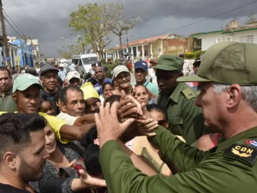 En intercambio con los pobladores de San Luis, el Presidente les aseguró que nadie quedará desamparado. Foto: Tomada del Twitter de la Presidencia Cuba En intercambio con los pobladores de San Luis, el Presidente les aseguró que nadie quedará desamparado. Foto: Tomada del Twitter de la Presidencia Cuba