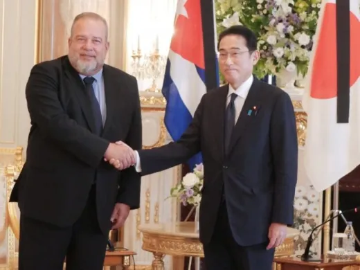 En tierra nipona, el Primer Ministro cubano fue recibido por su homólogo japonés, Kishida Fumio (izquierda); y en Hanoi, por el jefe de la Oficina de Gobierno, el ministro Tran Van Son, y el vicecanciller Ha Kim Ngoc. Fotos: Estudios Revolución