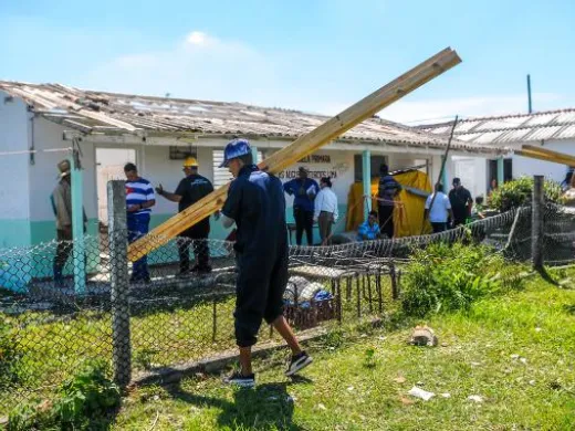 La Brigada Martha Machado impulsa la rehabilitación de una escuela primaria en el poblado de La Coloma, Pinar del Río, dañada por el huracán Ian. Foto: José Manuel Correa La Brigada Martha Machado impulsa la rehabilitación de una escuela primaria en el poblado de La Coloma, Pinar del Río, dañada por el huracán Ian. Foto: José Manuel Correa