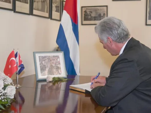 Díaz-Canel extendió su pesar a las familias y allegados de las víctimas del sismo de gran intensidad que afectó al país. Foto: Estudios Revolución