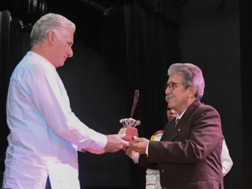 En el Día de la Prensa Cubana, Díaz-Canel encabezó el acto de entrega de los premios nacionales de Periodismo José Martí por la obra de la vida. Foto: Estudios Revolución En el Día de la Prensa Cubana, Díaz-Canel encabezó el acto de entrega de los premios nacionales de Periodismo José Martí por la obra de la vida. Foto: Estudios Revolución