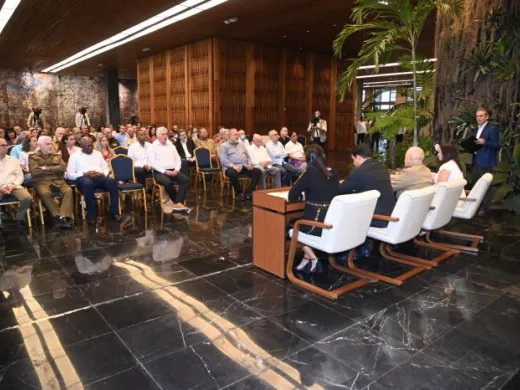 A un ser humano extraordinario homenajearon los máximos dirigentes del país, con su presencia en el emblemático salón Portocarrero, del Palacio de la Revolución. Foto: Estudios Revolución A un ser humano extraordinario homenajearon los máximos dirigentes del país, con su presencia en el emblemático salón Portocarrero, del Palacio de la Revolución. Foto: Estudios Revolución