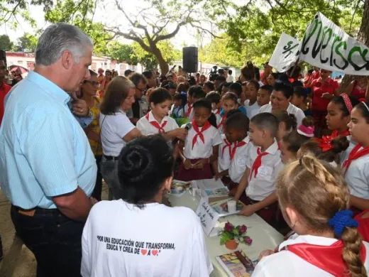 Como una prioridad del sistema educacional, Díaz-Canel subrayó la necesidad de desarrollar un pensamiento profundamente crítico en los estudiantes. Foto: Estudios Revolución Como una prioridad del sistema educacional, Díaz-Canel subrayó la necesidad de desarrollar un pensamiento profundamente crítico en los estudiantes. Foto: Estudios Revolución