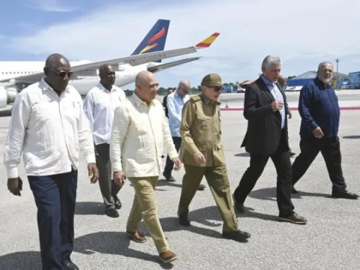 Autoridades cubanas reciben a Díaz-Canel proveniente de Nueva York. Foto: Geovany Fernández. Autoridades cubanas reciben a Díaz-Canel proveniente de Nueva York. Foto: Geovany Fernández.