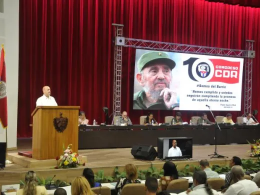 Gerardo Hernández Nordelo significó que los retos y desafíos a que se enfrentan los cdr son inmensos, pero «con la dignidad, la combatividad y el espíritu de resistencia que caracterizan a los revolucionarios cubanos, seguiremos trabajando en aras de perfeccionar la obra de la Revolución». Foto: Ismael Batista Ramírez Gerardo Hernández Nordelo significó que los retos y desafíos a que se enfrentan los cdr son inmensos, pero «con la dignidad, la combatividad y el espíritu de resistencia que caracterizan a los revolucionarios cubanos, seguiremos trabajando en aras de perfeccionar la obra de la Revolución». Foto: Ismael Batista Ramírez