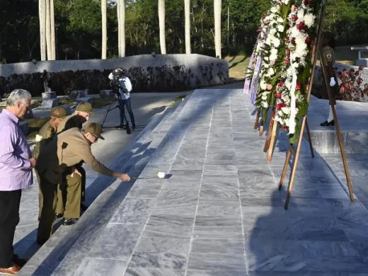 El homenaje a la heroína de la sierra y el llano, con la firmeza y la ternura que merece . Foto: Estudios Revolución El homenaje a la heroína de la sierra y el llano, con la firmeza y la ternura que merece . Foto: Estudios Revolución