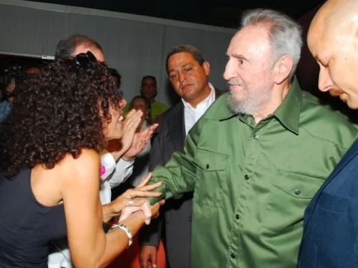 Fidel saluda a la periodista del diario Juventud Rebelde, Marina Menéndez Quintero. Fidel saluda a la periodista del diario Juventud Rebelde, Marina Menéndez Quintero.