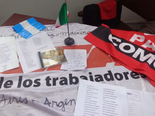 Algunos de los objetos que nacionales y extranjeros dejan en el camposanto de Santiago de Cuba como tributo personal a Fidel Algunos de los objetos que nacionales y extranjeros dejan en el camposanto de Santiago de Cuba como tributo personal a Fidel
