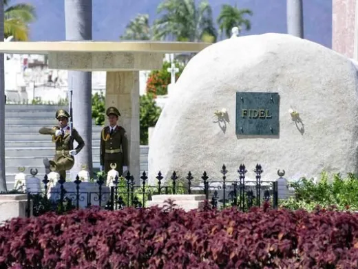 Soldados de la Unidad Militar 1953, realizan el cambio de la Guardia de Honor al Héroe Nacional José Martí, y al Comandante en Jefe Fidel Castro Ruz, en el cementerio Santa Ifigenia de Santiago de Cuba. Foto: Miguel Justiz / ACN
