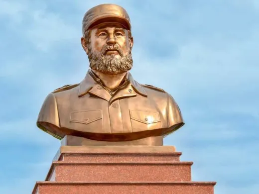 El inédito busto en bronce de Fidel, montado sobre un pedestal de mármol en Quang Tri, Vietnam. Foto: Marta Llanes/ PL. El inédito busto en bronce de Fidel, montado sobre un pedestal de mármol en Quang Tri, Vietnam. Foto: Marta Llanes/ PL.