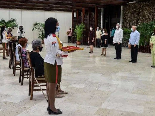 Otorgan la Orden Mariana Grajales por el aniversario 61 de la creación de la FMC, presiden Miguel Díaz Canel Bermúdez Presidente de la República de Cuba y Teresa Amarelle Boué, Secretaria General del Comité Nacional de la FMC, en el Salón de Protocolo EL Laguito Foto: Ariel Cecilio Lemus Otorgan la Orden Mariana Grajales por el aniversario 61 de la creación de la FMC, presiden Miguel Díaz Canel Bermúdez Presidente de la República de Cuba y Teresa Amarelle Boué, Secretaria General del Comité Nacional de la FMC, en el Salón de Protocolo EL Laguito Foto: Ariel Cecilio Lemus
