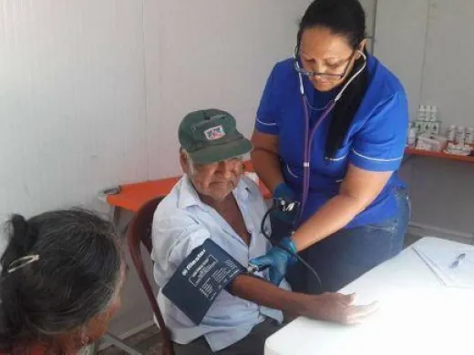 Médicos cubanos atienden a damnificados peruanos. Foto tomada del perfil en Facebook de Enmanuel Vigil. Médicos cubanos atienden a damnificados peruanos. Foto tomada del perfil en Facebook de Enmanuel Vigil.