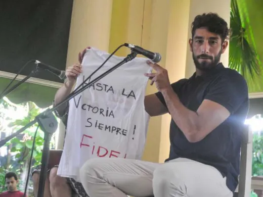 Juan Comingues muestra la camiseta dedicada a Fidel, durante su encuentro en el ICAP. Foto: Yander Zamora