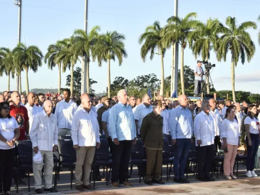 El presidente de la República Miguel Díaz-Canel Bermúdez, junto a más de dos mil villaclareños honran, desde la Plaza de la Revolución Ernesto Che Guevara de Santa Clara, al libertador de esta tierra en el aniversario 55 de su asesinato en Bolivia. Foto: Wilmer Rodríguez Fernández.