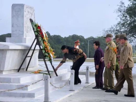 Al finalizar la ceremonia en el Cacahual, la presidencia y los invitados rindieron tributo a Antonio Maceo y a Panchito Gómez Toro. foto: Ariel C. Lemus