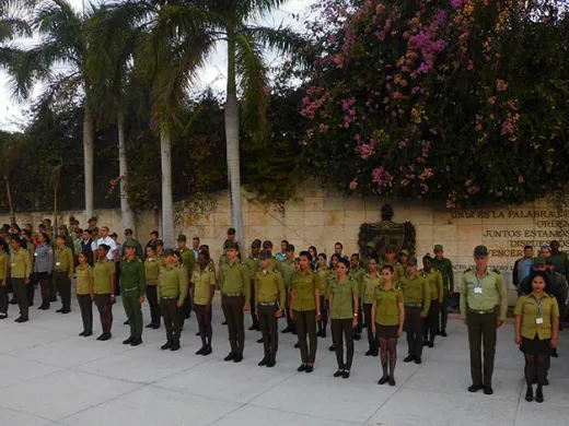 Los jóvenes del Ministerio del Interior de Villa Clara homenajeron al Comandante Ernesto Che Guevara y a los caídos en la defensa de la Patria. Los jóvenes del Ministerio del Interior de Villa Clara homenajeron al Comandante Ernesto Che Guevara y a los caídos en la defensa de la Patria.
