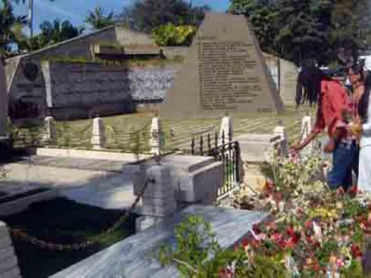 Raúl Torres, Eduardo Sosa, Luna Manzanares y Annie Garcés, Los Agradecidos, en su homenaje a Fidel. Raúl Torres, Eduardo Sosa, Luna Manzanares y Annie Garcés, Los Agradecidos, en su homenaje a Fidel.