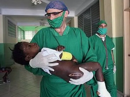 Médico cubano atiende a niña haitiana. Foto: Getty Images. Médico cubano atiende a niña haitiana. Foto: Getty Images.