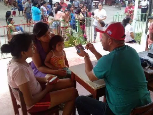 El cariño y la ternura de los médicos cubanos, conmueven a los pacientes. Foto: cortesía del Dr. Enmanuel Vigil Fonseca.
