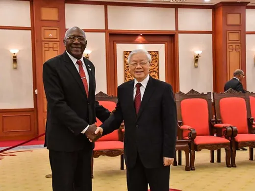 Secretario general del Partido Comunista de Vietnam, Nguyen Phu Trong, recibe al primer vicepresidente de Cuba, Salvador Valdés.