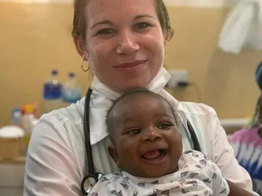Los colaboradores cubanos de la salud en Gambia realizaron más de 700 mil 200 consultas durante 2019. Foto: Embacuba Gambia.