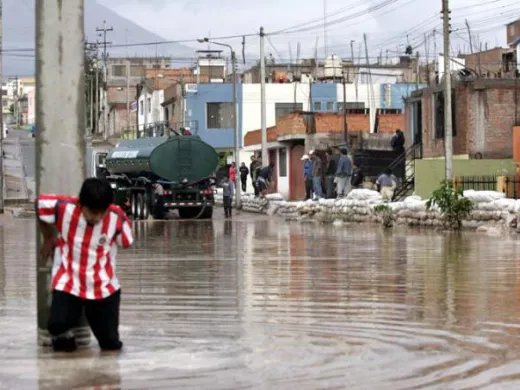 Casi un centenar de personas han perdido la vida a causa de los daños ocasionados por las intensas lluvias. Foto: Radio Huancavilca Casi un centenar de personas han perdido la vida a causa de los daños ocasionados por las intensas lluvias. Foto: Radio Huancavilca