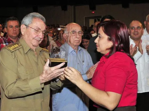 Raul reçoit la médaille commémorative pour le 55e anniversaire de l’UJC des mains de Sucely Morfa. Photo: Estudio Revolución Raul reçoit la médaille commémorative pour le 55e anniversaire de l’UJC des mains de Sucely Morfa. Photo: Estudio Revolución