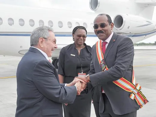 A su llegada al aeropuerto, Raúl fue recibido por el Primer Ministro de Antigua y Barbuda, Gaston Browne; en la foto también aparece la directora de Protocolo, Karen Cabrall. Foto: Estudios Revolución